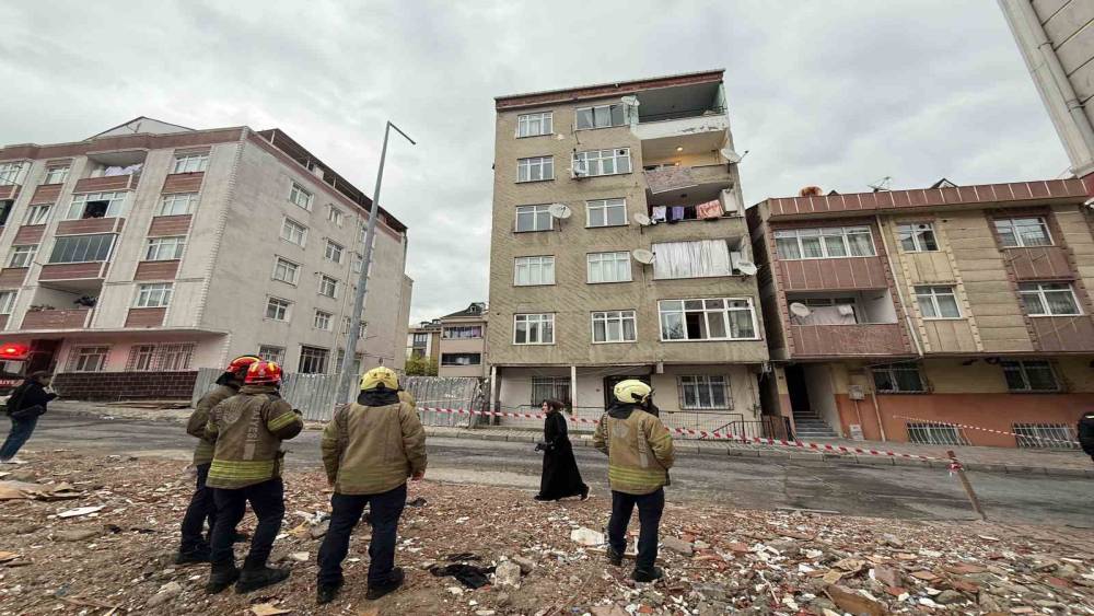 K&uuml;&ccedil;&uuml;k&ccedil;ekmece&rsquo;de &ccedil;atlama sesleri gelen 7 katlı bina tahliye edildi
