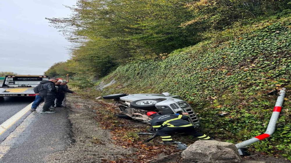 Bolu Dağı&rsquo;nda kontrolden &ccedil;ıkan cip kanala devrildi
