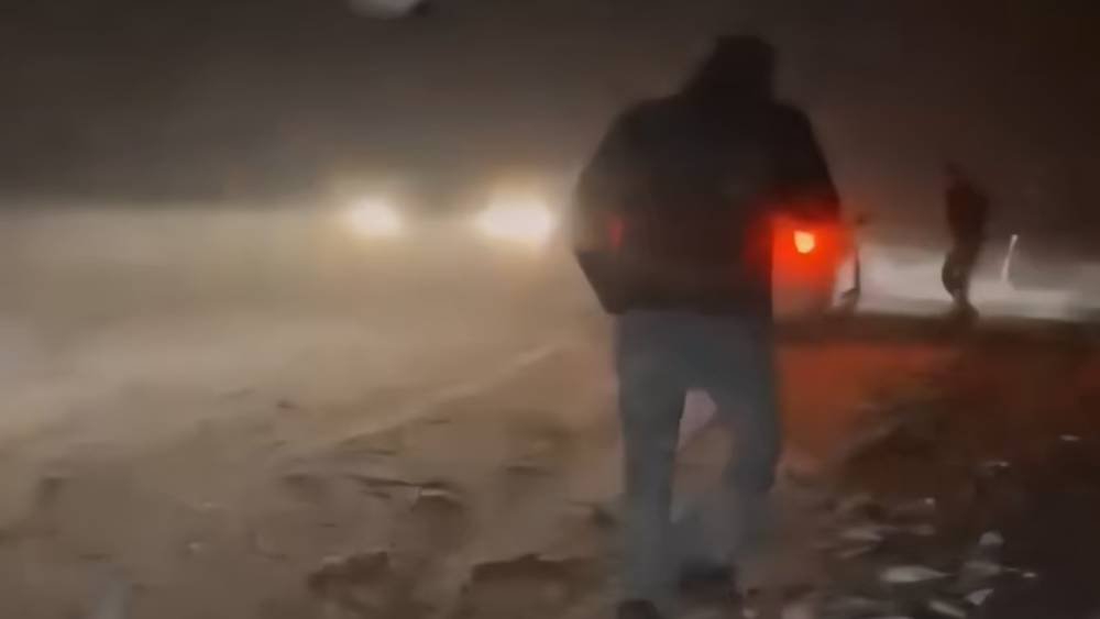 Yüksekova-Şemdinli kara yolunda tipi ve fırtınada mahsur kalanları ekipler kurtardı
