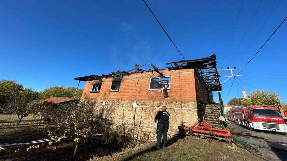 Burdur’da 2 katlı evde yangın paniği
