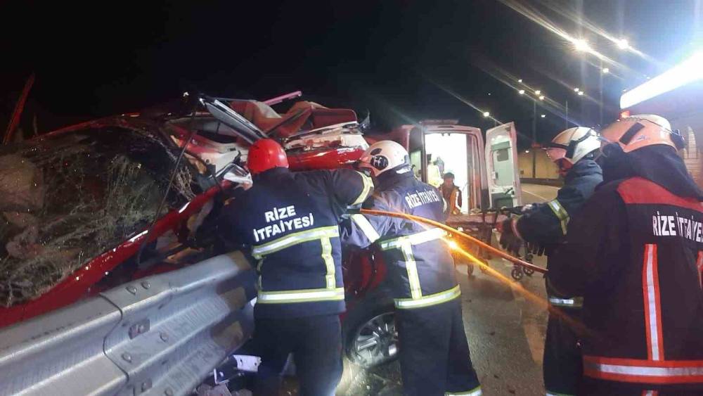 Rize&rsquo;de otomobil bariyerlere &ccedil;arptı: 1 &ouml;l&uuml;, 1 yaralı
