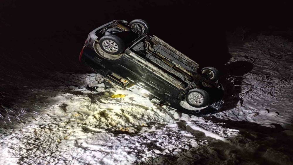 Mardin&rsquo;de şarampole devrilen ara&ccedil;ta 5 kişi yaralandı
