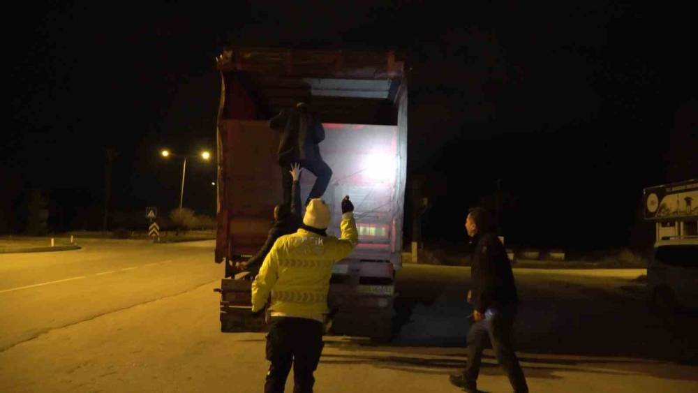 Burdur&rsquo;da şap karantinasındaki k&uuml;pesiz hayvan taşıyan besiciye 400 bin lira ceza
