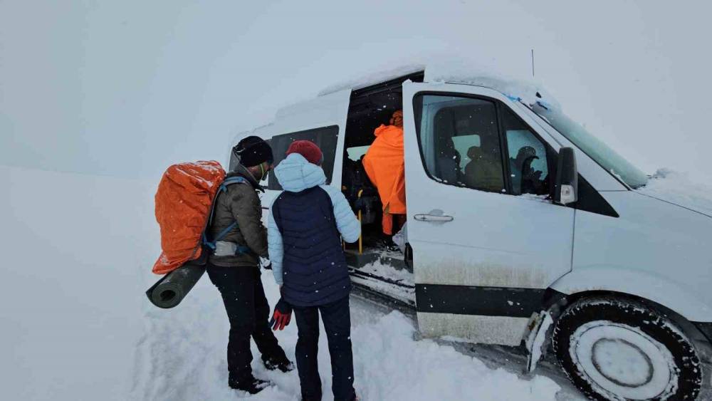 S&uuml;phan Dağı&rsquo;nda mahsur kalan dağcılar kurtarıldı
