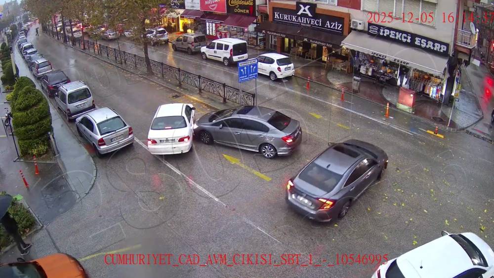 Isparta&rsquo;da dikkatsiz s&uuml;r&uuml;c&uuml;lerin neden olduğu kazalar KGYS kameralarına yansıdı
