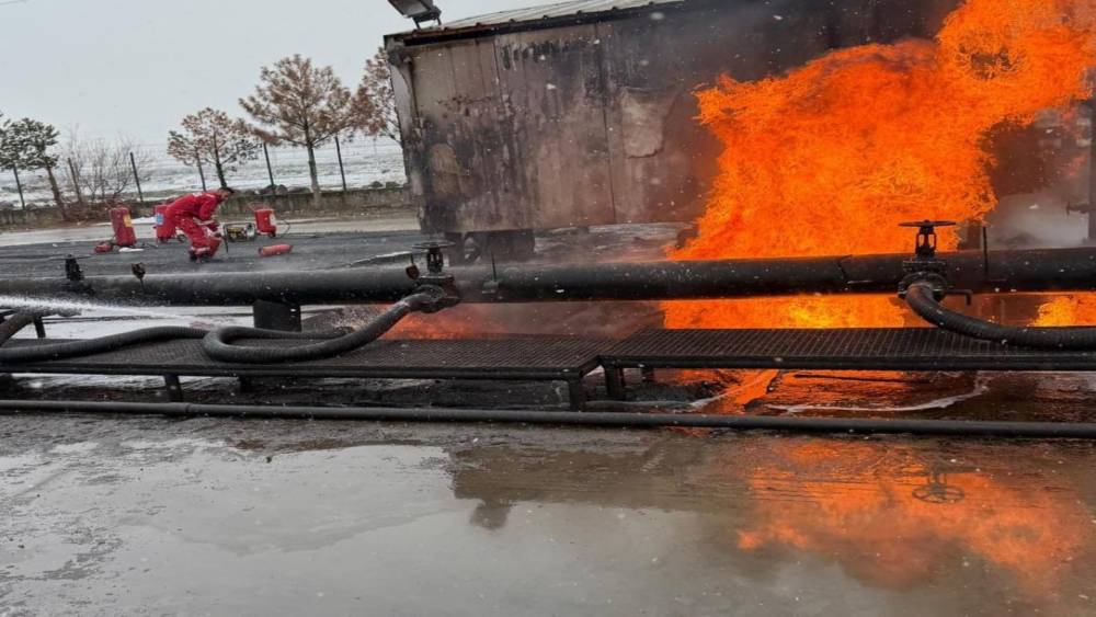 Diyarbakır&rsquo;da ham petrol havuzunda yangın
