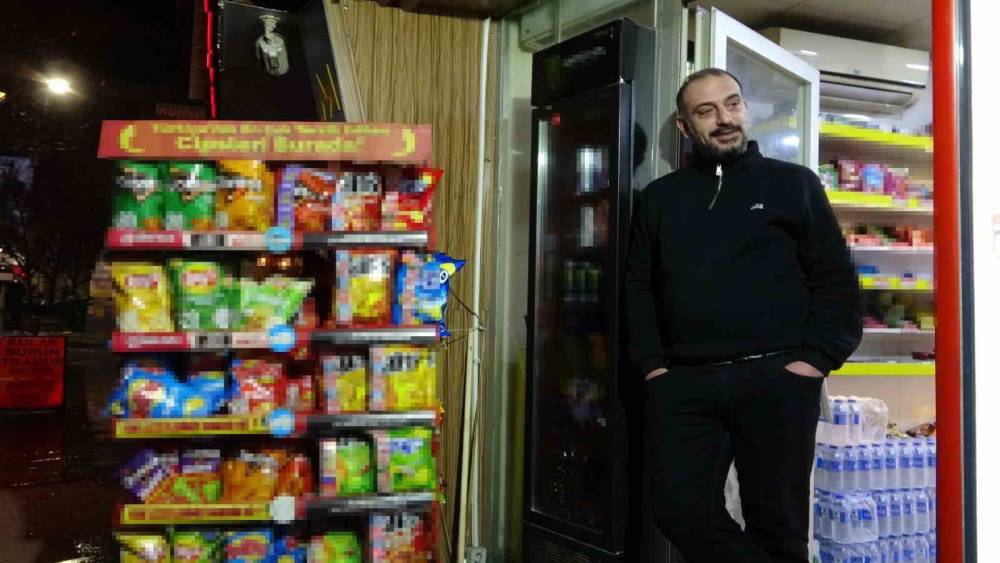 &Ouml;l&uuml;mle burun buruna gelen esnaf saniyelerle kurtuldu
