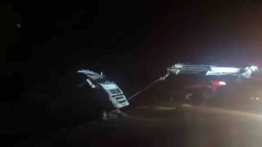 Siirt&rsquo;te tır devrildi, s&uuml;r&uuml;c&uuml; hafif yaralandı
