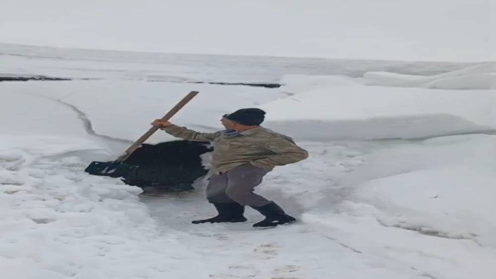&Ccedil;atıdan d&uuml;şen kar k&uuml;tlesinden saniyelerle kurtuldu
