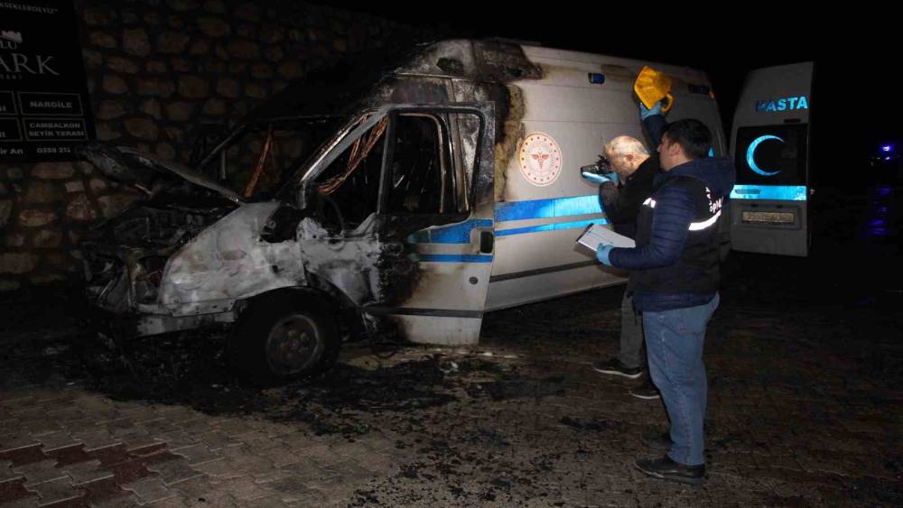 Ambulans alev aldı: Kahraman şof&ouml;r, hasta ve yakınlarını kurtardı, oksijen t&uuml;plerinin patlamasını &ouml;nledi
