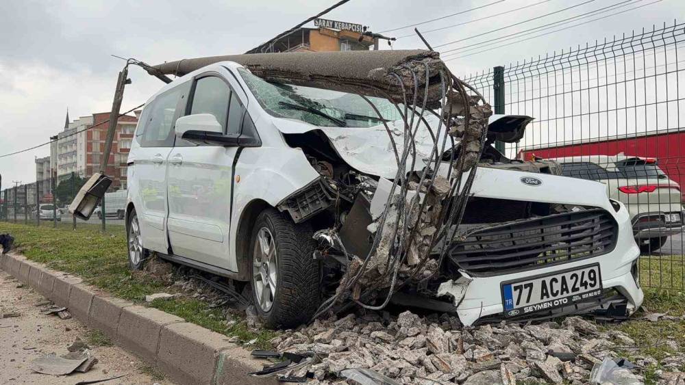 Bursa&rsquo;da direğe &ccedil;arpan otomobildeki, 2 kişi yaralandı
