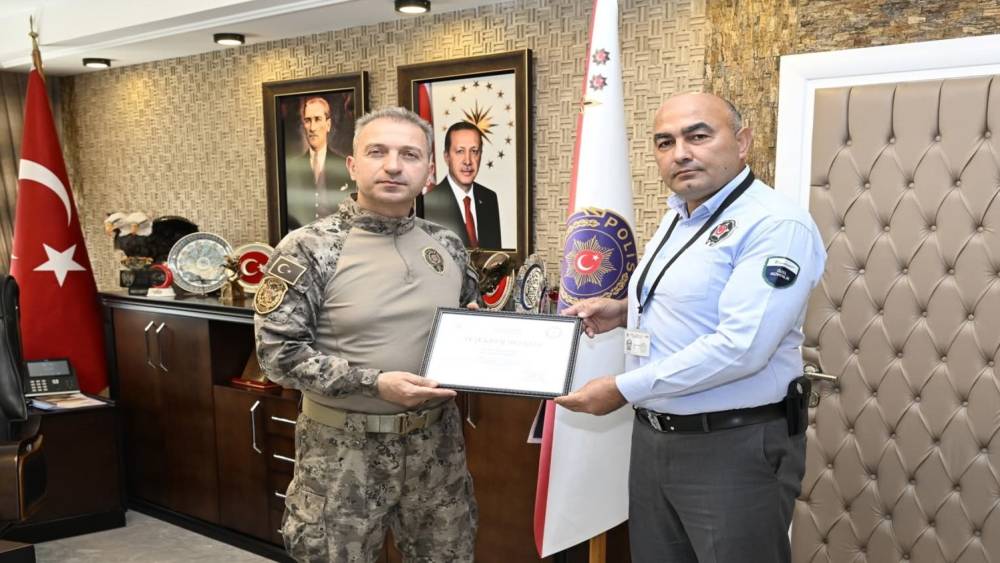 Banka g&uuml;venlik g&ouml;revlisi, yaşlı kadını dolandırılmaktan kurtardı
