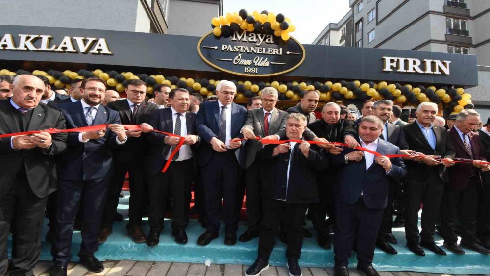 Sanat&ccedil;i İsmail T&uuml;r&uuml;t Erzurum&rsquo;da pastahane a&ccedil;ılışına katıldı
