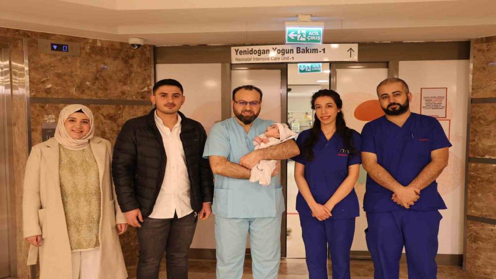 Yeni doğan bebek 79 g&uuml;nde 4 ağır ameliyat ge&ccedil;irerek hayata tutundu
