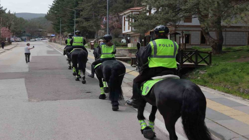 Atlı Polis ekiplerine Kızılcahamam&rsquo;da yoğun ilgi
