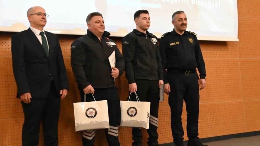 Otogarda uyuşturucu sevkiyatını engelleyen g&uuml;venlik personeline plaket
