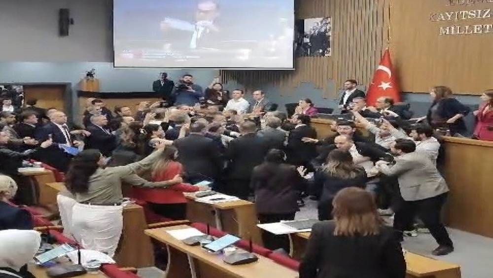 İzmir B&uuml;y&uuml;kşehir Belediyesi Meclis Toplantısında arbede
