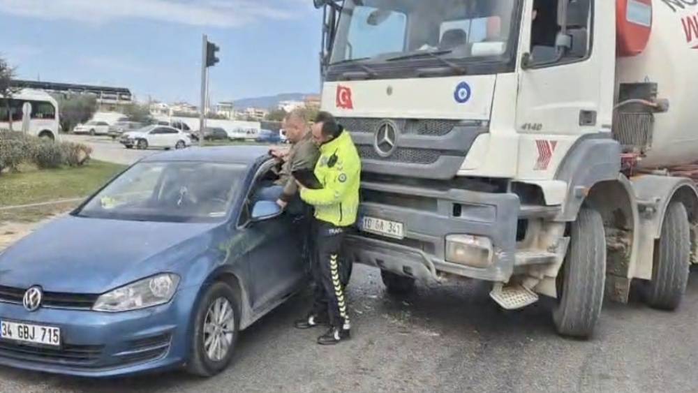 Kaza yapan aracın s&uuml;r&uuml;c&uuml;s&uuml;n&uuml; polis camdan kurtardı

