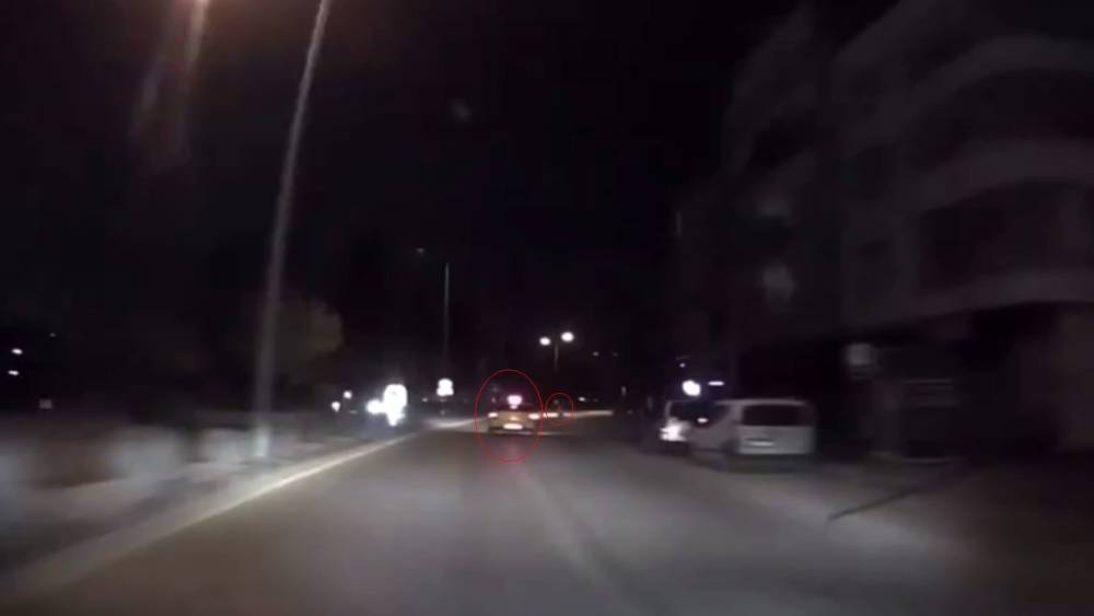 Ticari taksinin &ccedil;arptığı gen&ccedil; kız hayatını kaybetti: Feci kaza kamerada
