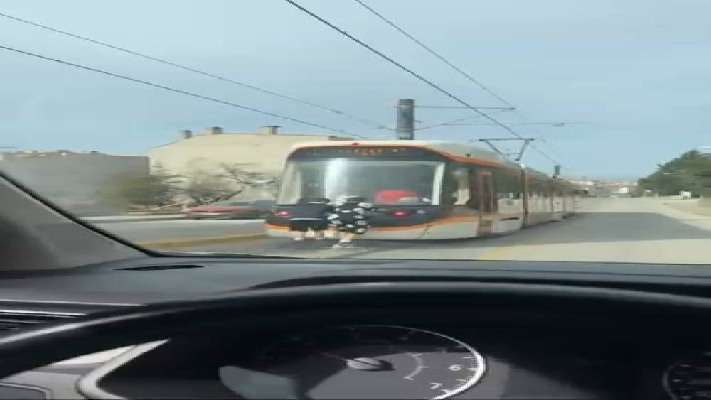 Tramvayın arkasına tutunan patenli &ccedil;ocukların tehlikeli yolculuğu
