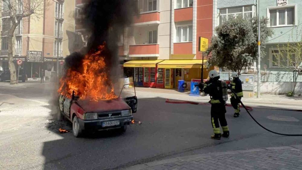 Tekirdağ&rsquo;da korku dolu anlar: LPG&rsquo;li otomobil alev topuna d&ouml;nd&uuml;
