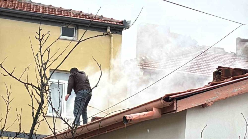 M&uuml;stakil evde baca yangını paniğe neden oldu
