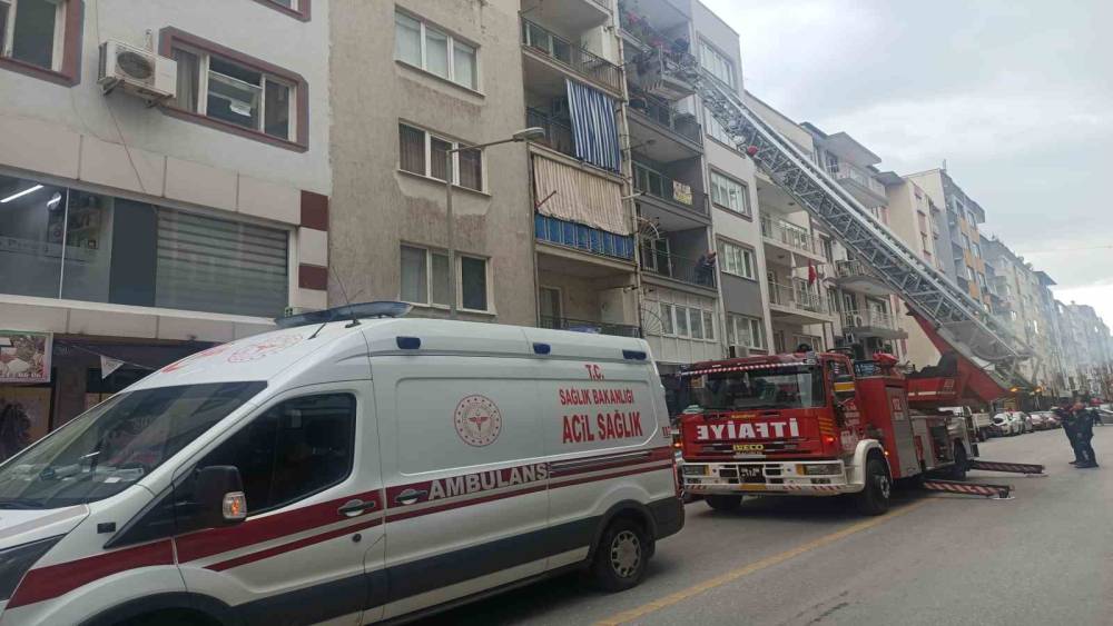 İtfaiyenin asans&ouml;rl&uuml; merdivenine binmekten korkan gen&ccedil;, kırık ayağıyla merdivenlerden indi
