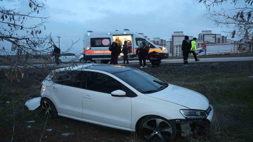 Alkoll&uuml; s&uuml;r&uuml;c&uuml; kaza yaptı, yakınları gazetecileri tehdit etti
