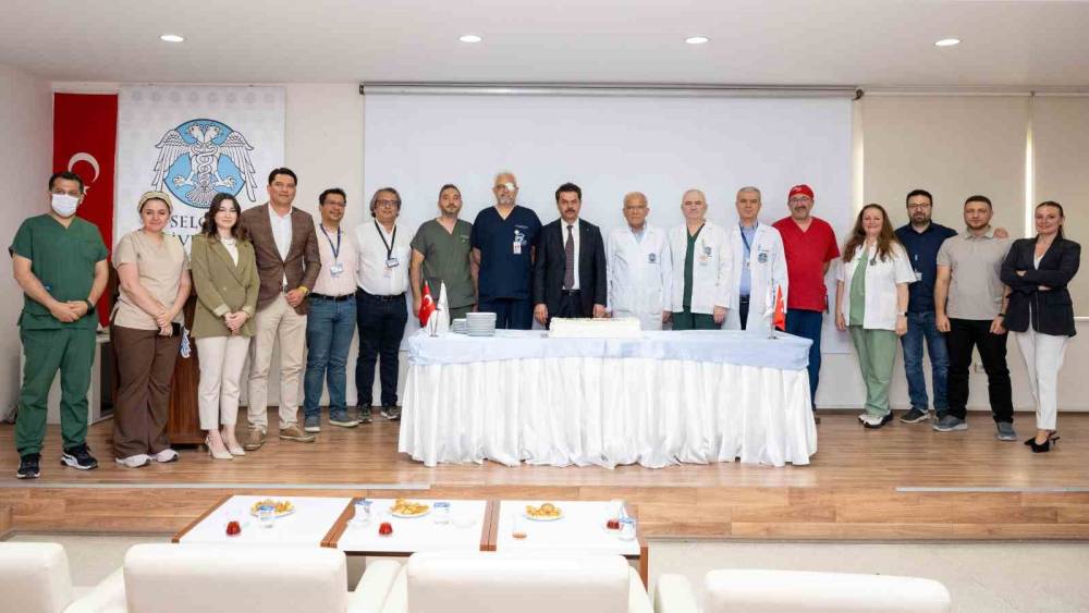 Sel&ccedil;uk Tıp&rsquo;ta Robotik Cerrahi ile 300. ameliyat yapıldı
