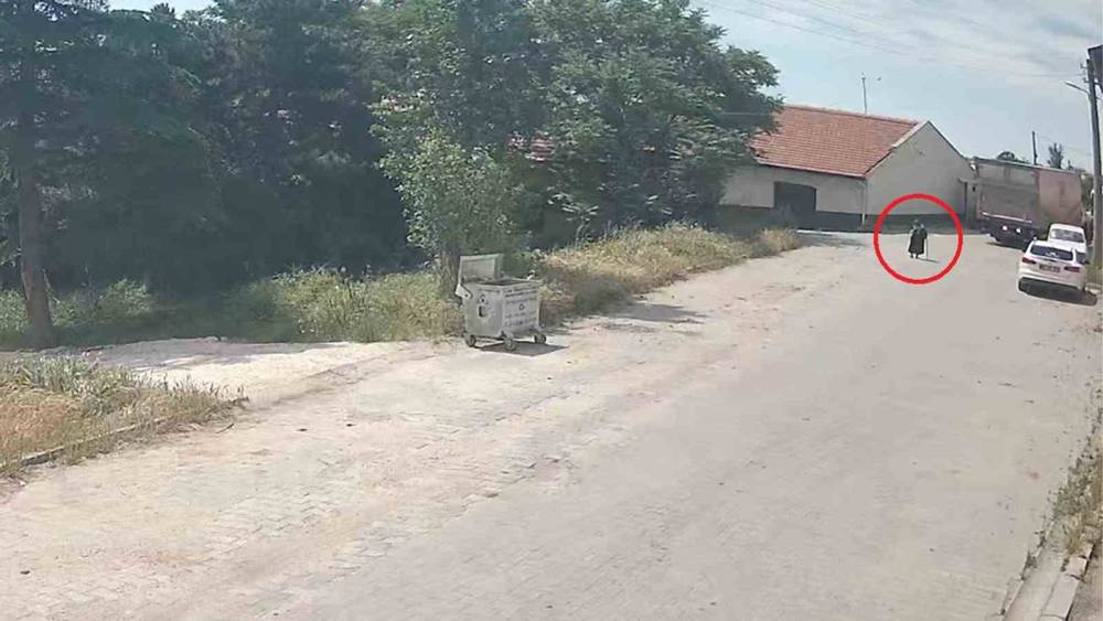 Kamyonun &ccedil;arptığı yaşlı kadın hayatını kaybetti: Feci kaza kamerada
