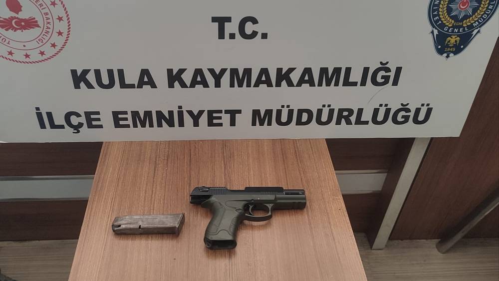 Kula polisinden su&ccedil;a ge&ccedil;it yok: 10 kişiye işlem, 5 tutuklama
