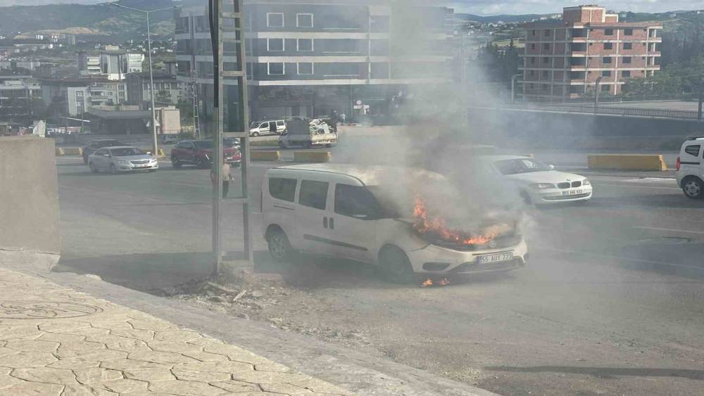 Vatandaşlar kovalarla su taşıdı, ara&ccedil; yanmaktan kurtuldu
