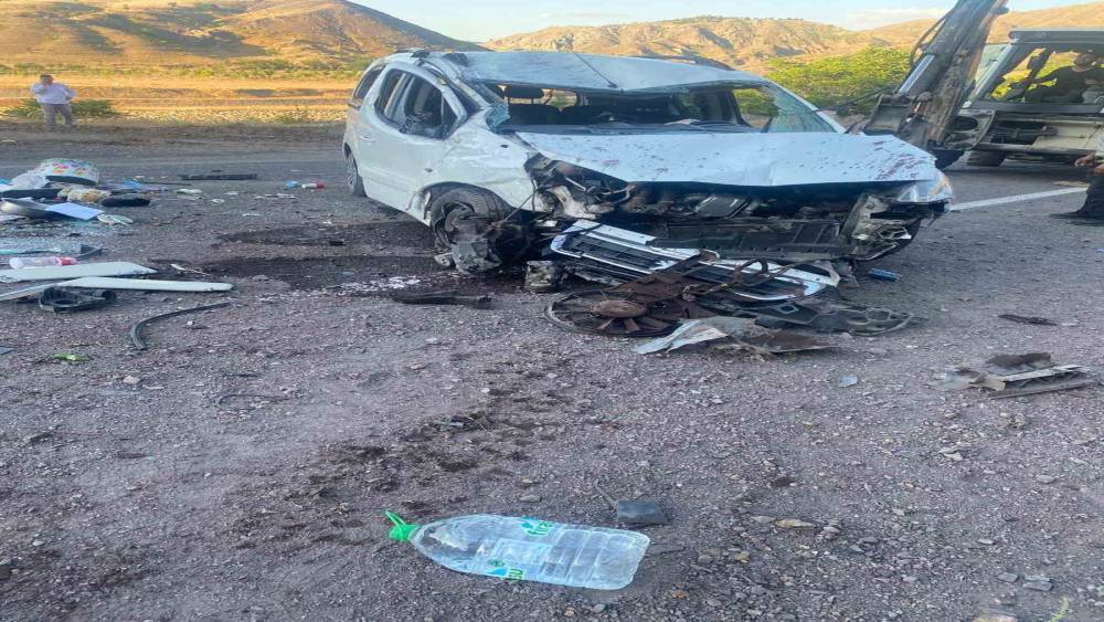 Elazığ&rsquo;da hafif ticari ara&ccedil; takla attı: 5 yaralı
