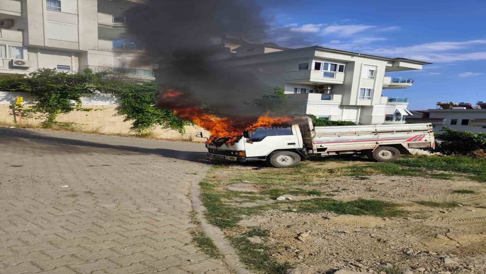 Alanya&rsquo;da park halindeki kamyonette &ccedil;ıkan yangın s&ouml;nd&uuml;r&uuml;ld&uuml;
