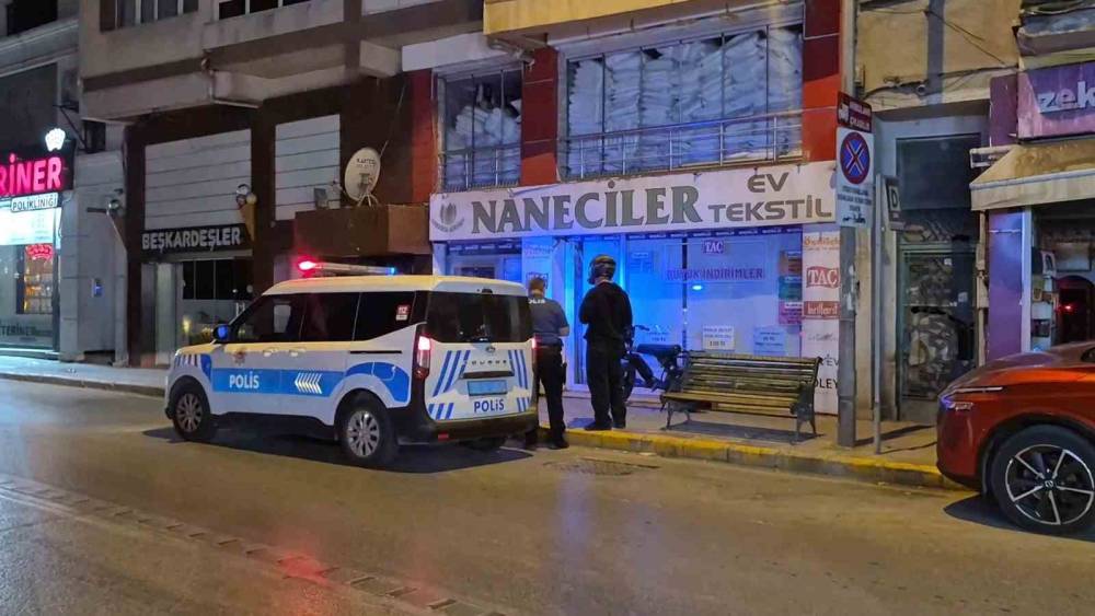 Binanın camını kıran ş&uuml;pheliyi &ccedil;evre esnafı yakaladı
