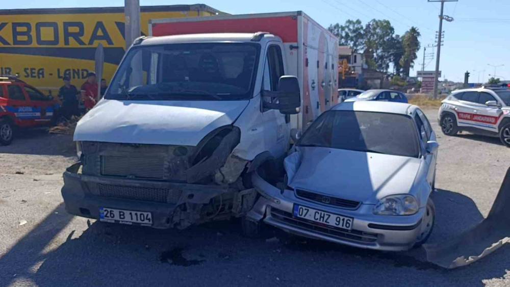Kamyonet ile otomobilin &ccedil;arpışma anı kamerada: 2 yaralı
