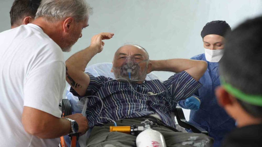 İnşaatın bodrum katına boya taşıyan 2 iş&ccedil;i kokudan baygınlık ge&ccedil;irdi
