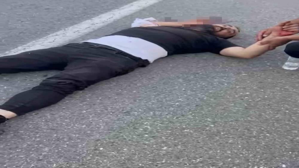 Iğdır-Doğubeyazıt yolunda motosiklet bariyerlere &ccedil;arptı: 2 yaralı
