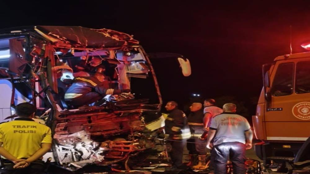 Gaziantep&rsquo;te yolcu otob&uuml;s&uuml; tırla &ccedil;arpıştı: 2 &ouml;l&uuml;, 22 yaralı
