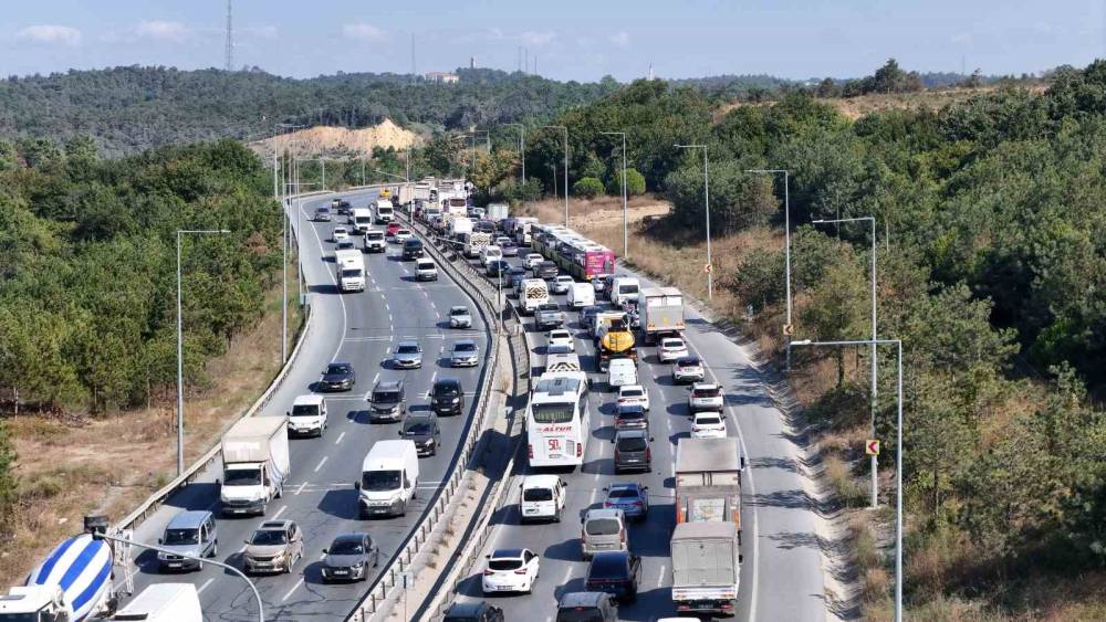 Arnavutk&ouml;y&rsquo;de yol &ccedil;alışması trafiği kilitledi: Kilometrelerce ara&ccedil; kuyruğu oluştu
