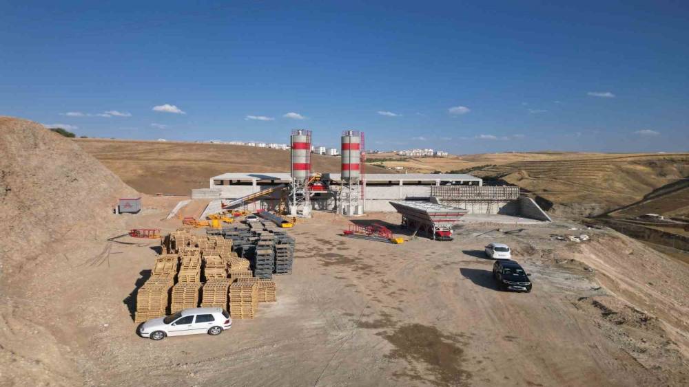 Siirt&rsquo;in altyapısını g&uuml;&ccedil;lendirecek beton santrali ve parke taşı &uuml;retim tesisinin kurulumu başladı
