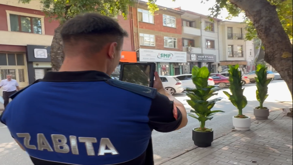 Bursa&rsquo;da zabıtadan kaldırım işgali ve &ccedil;evre kirliliği denetimi
