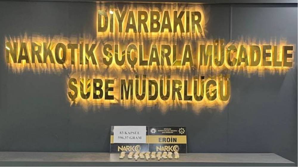 Diyarbakır&rsquo;da yabancı uyruklu şahsın i&ccedil; beden muayenesinde 83 kaps&uuml;l eroin tespit edildi
