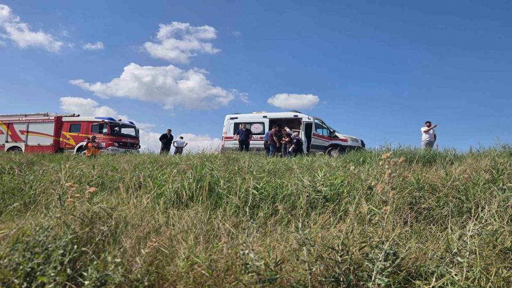 İki ara&ccedil; u&ccedil;uruma yuvarlandı: 5 yaralı
