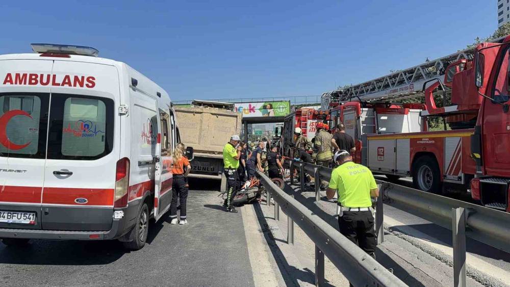 Basın Ekspres yolunda feci kaza: Motosiklet s&uuml;r&uuml;c&uuml;s&uuml; hafriyat kamyonunun altında kaldı
