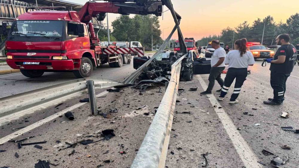 Isparta&rsquo;da feci kaza: Bariyerlere &ccedil;arpan otomobilin s&uuml;r&uuml;c&uuml;s&uuml; hayatını kaybetti
