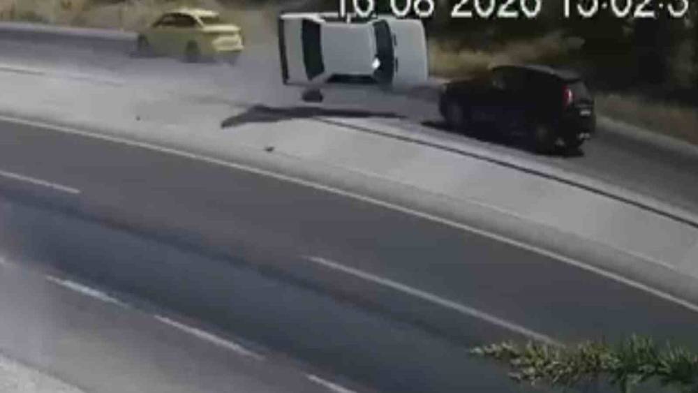 Yola fırlayan par&ccedil;adan kurtulmak isterken karşı şeride u&ccedil;arak 2 otomobille &ccedil;arpıştı: 2 &ouml;l&uuml;
