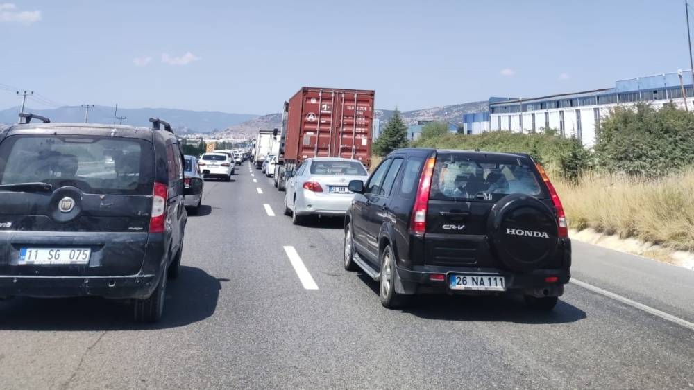 Yol &ccedil;alışması uzun ara&ccedil; kuyruklarına sebep oldu
