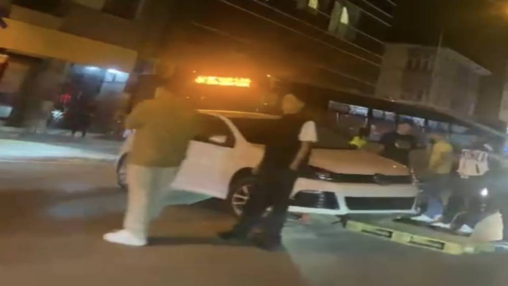 S&uuml;r&uuml;c&uuml;s&uuml;n&uuml;n kontrol&uuml;nden &ccedil;ıkan otomobil mantar duba &uuml;zerinde askıda kaldı
