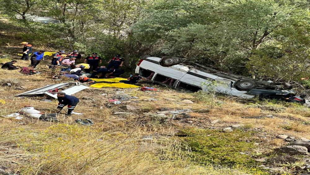 Minib&uuml;s şarampole u&ccedil;tu: 4 &ouml;l&uuml;, 10 yaralı
